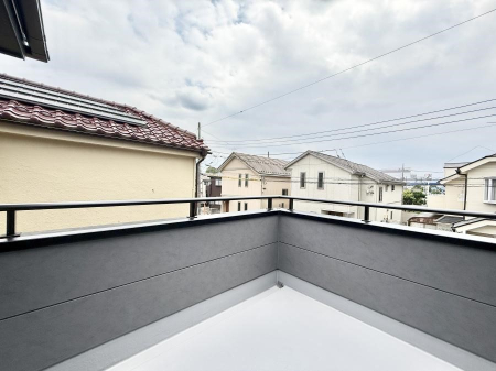 バルコニー 内装■ 季節の移ろいを感じられる開放的な空間です