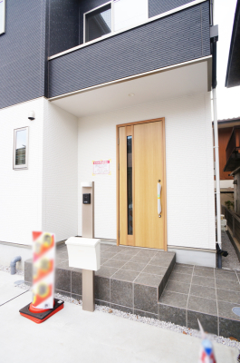 玄関 外観■ シンプルで美しく、住まいの第一印象を彩る玄関です