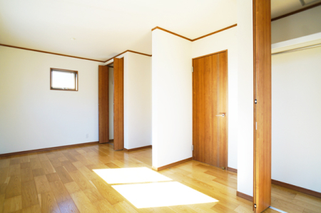 寝室 内装■家具をうまく配置すれば広々とした空間を使い動きやすく、リラックスした時間が過ごせます