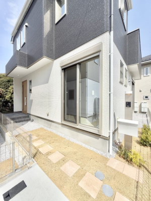 玄関 外観■ 家族とゲストをやさしく迎える、心温まる玄関