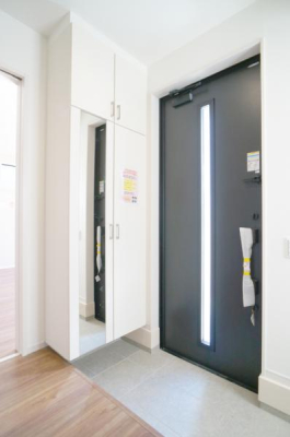 玄関 内装■ 家族やゲストをやさしく迎える、心地よい空間