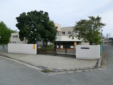周辺環境 幼稚園・保育園 707m 秦野市立大根幼稚園