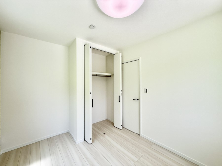 寝室 内装■窓の配置や通気性の良い設計で部屋の空気がこもらず、常に新鮮な空気が流れます