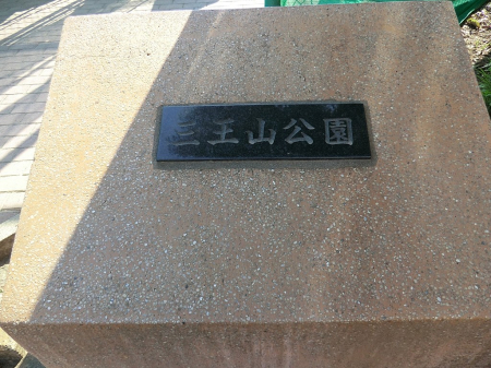 ӊ  800m OR