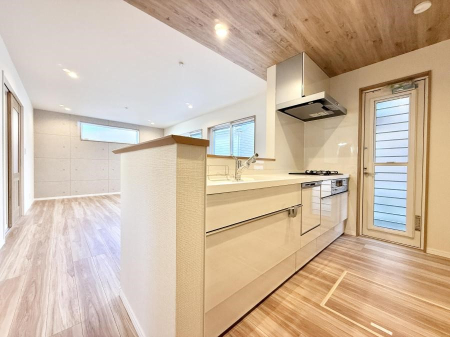 �L�b�`�� �����������L�b�`���͖��邭�A�S�~�̂Ăɕ֗��I�ʕ����ǍD�I�Ŋ������ł���  