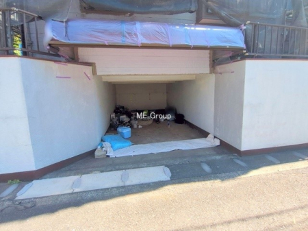  �O�ρ�����ɂ��钓�ԃX�y�[�X�Ȃ̂ň��S�ł���