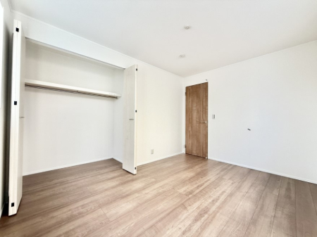 �Q�� �������V���v���ȋ�ԂŁA���[�t���x�b�h��f�X�N�ȂǁA���@�\�ȉƋ�����p���₷���ł�