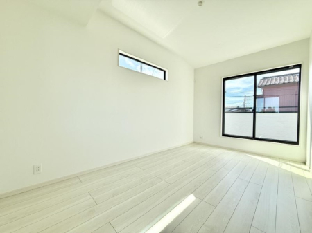 �Q�� �������V���v���ȋ�ԂŁA���[�t���x�b�h��f�X�N�ȂǁA���@�\�ȉƋ�����p���₷���ł�