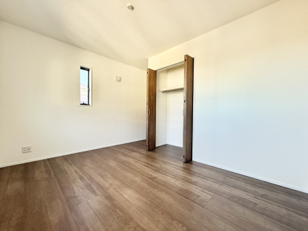 �Q�� �������V���v���ȋ�ԂŁA���[�t���x�b�h��f�X�N�ȂǁA���@�\�ȉƋ�����p���₷���ł�