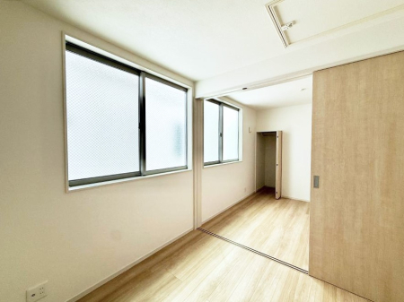 �Q�� �������V���v���ȋ�ԂŁA���[�t���x�b�h��f�X�N�ȂǁA���@�\�ȉƋ�����p���₷���ł�