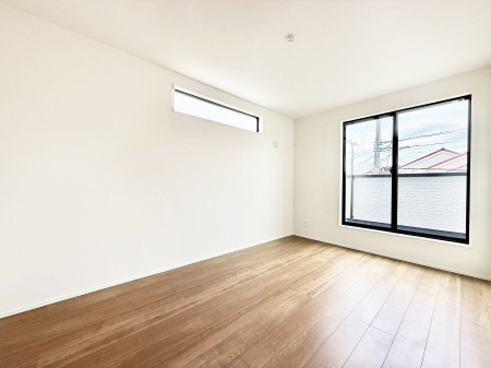 �Q�� �������V���v���ȋ�ԂŁA���[�t���x�b�h��f�X�N�ȂǁA���@�\�ȉƋ�����p���₷���ł�