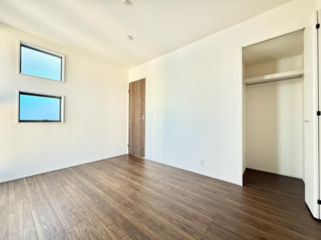 �Q�� �������V���v���ȋ�ԂŁA���[�t���x�b�h��f�X�N�ȂǁA���@�\�ȉƋ�����p���₷���ł�