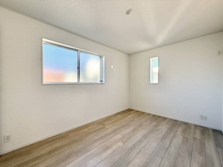 �Q�� �������V���v���ȋ�ԂŁA���[�t���x�b�h��f�X�N�ȂǁA���@�\�ȉƋ�����p���₷���ł�