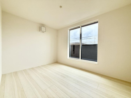 �Q�� �������V���v���ȋ�ԂŁA���[�t���x�b�h��f�X�N�ȂǁA���@�\�ȉƋ�����p���₷���ł�