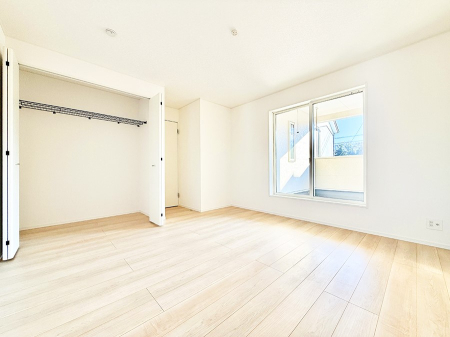 �Q�� �������V���v���ȋ�ԂŁA���[�t���x�b�h��f�X�N�ȂǁA���@�\�ȉƋ�����p���₷���ł�