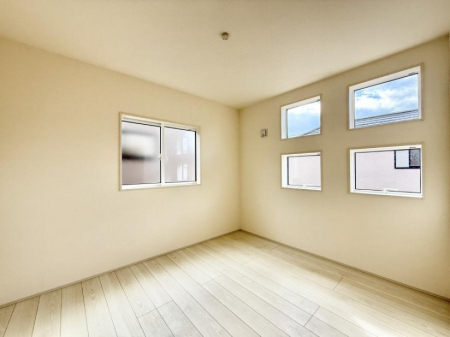 �Q�� �������V���v���ȋ�ԂŁA���[�t���x�b�h��f�X�N�ȂǁA���@�\�ȉƋ�����p���₷���ł�