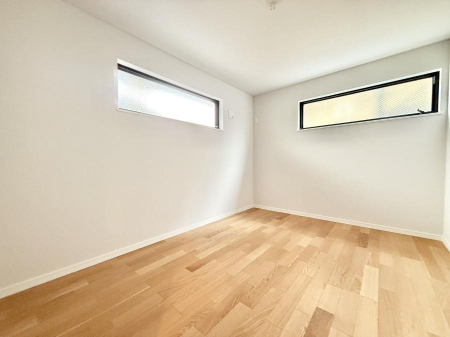 �Q�� �������V���v���ȋ�ԂŁA���[�t���x�b�h��f�X�N�ȂǁA���@�\�ȉƋ�����p���₷���ł�