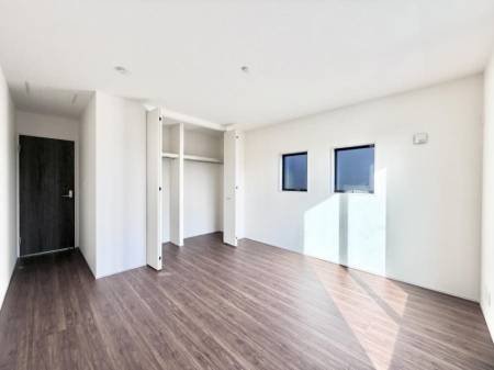 �Q�� �������V���v���ȋ�ԂŁA���[�t���x�b�h��f�X�N�ȂǁA���@�\�ȉƋ�����p���₷���ł�