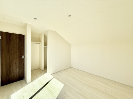 �Q�� �������V���v���ȋ�ԂŁA���[�t���x�b�h��f�X�N�ȂǁA���@�\�ȉƋ�����p���₷���ł�