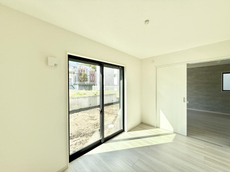 �Q�� �������V���v���ȋ�ԂŁA���[�t���x�b�h��f�X�N�ȂǁA���@�\�ȉƋ�����p���₷���ł�