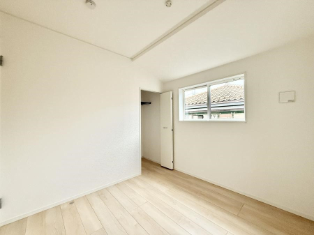 �Q�� �������V���v���ȋ�ԂŁA���[�t���x�b�h��f�X�N�ȂǁA���@�\�ȉƋ�����p���₷���ł�