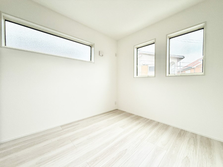 �Q�� �������V���v���ȋ�ԂŁA���[�t���x�b�h��f�X�N�ȂǁA���@�\�ȉƋ�����p���₷���ł�