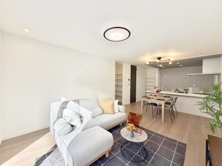 ���r���O ���������r���O�C���K�i�́A�Ƒ��̉�b�A��̊������������Ԃł��B