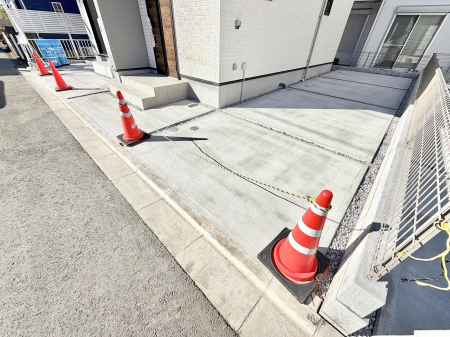  �O�ρ�����ɂ��钓�ԃX�y�[�X�Ȃ̂ň��S�ł���