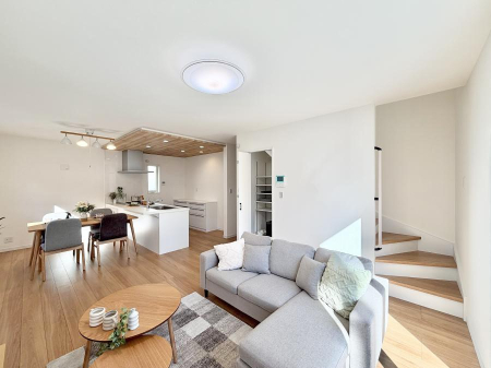 ���r���O ���������r���O�C���K�i�́A�Ƒ��̉�b�A��̊������������Ԃł��B