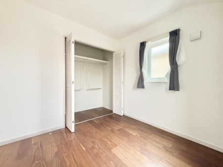 �Q�� �������V���v���ȋ�ԂŁA���[�t���x�b�h��f�X�N�ȂǁA���@�\�ȉƋ�����p���₷���ł�