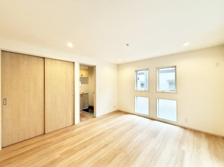 ���r���O ����