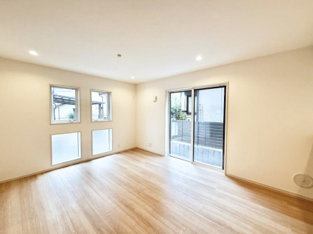 ���r���O ����