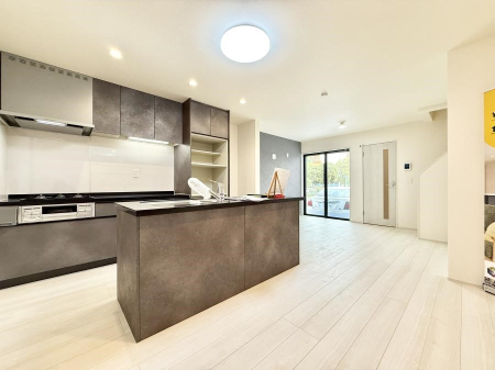 ���r���O ���������S�n�̂����A���z�̃��r���O