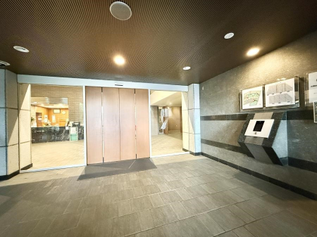 �G���g�����X �O�ρ��������̂���G���g�����X�͉��K�Ȗ����̎n�܂�����o���܂�