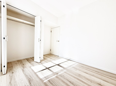 �Q�� �������V���v���ȋ�ԂŁA���[�t���x�b�h��f�X�N�ȂǁA���@�\�ȉƋ�����p���₷���ł�