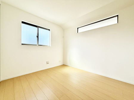 �Q�� �������V���v���ȋ�ԂŁA���[�t���x�b�h��f�X�N�ȂǁA���@�\�ȉƋ�����p���₷���ł�