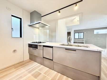 �L�b�`�� ����������������̂ŁA���邳�ƊJ���������Ղ�ȃL�b�`���I  