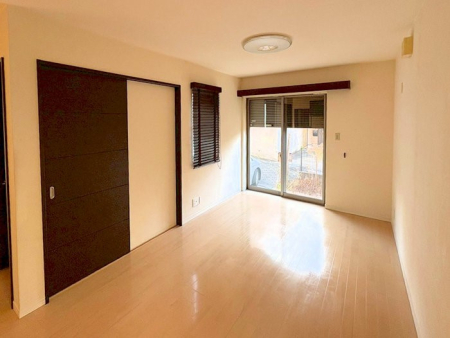 ���r���O ����