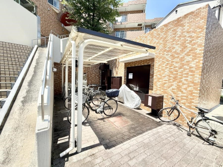 ���̑� �O�ρ����]�Ԃ��g�����Ƒ��ɂ����S�̒��փX�y�[�X��~�n���ɂ��p��