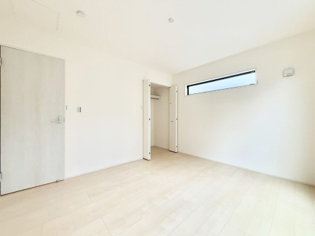 �Q�� �������V���v���ȋ�ԂŁA���[�t���x�b�h��f�X�N�ȂǁA���@�\�ȉƋ�����p���₷���ł�