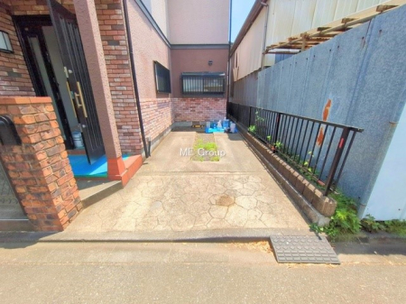  �O�ρ�����ɂ��钓�ԃX�y�[�X�Ȃ̂ň��S�ł���