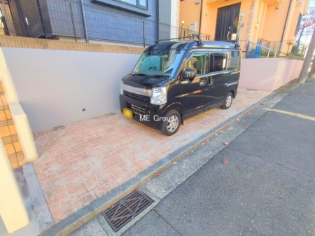  �O�ρ�����ɂ��钓�ԃX�y�[�X�Ȃ̂ň��S�ł���