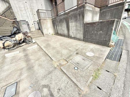  �O�ρ�����ɂ��钓�ԃX�y�[�X�Ȃ̂ň��S�ł���