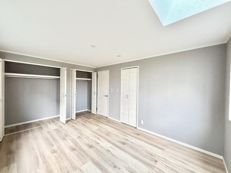 �Q�� �������V���v���ȋ�ԂŁA���[�t���x�b�h��f�X�N�ȂǁA���@�\�ȉƋ�����p���₷���ł�