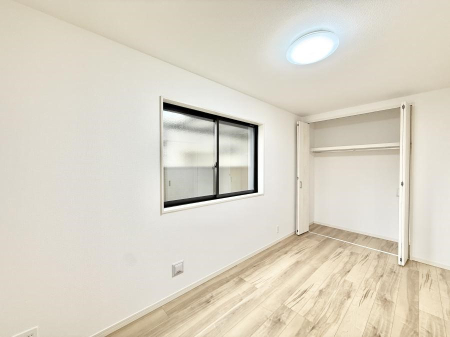 �Q�� �������V���v���ȋ�ԂŁA���[�t���x�b�h��f�X�N�ȂǁA���@�\�ȉƋ�����p���₷���ł�