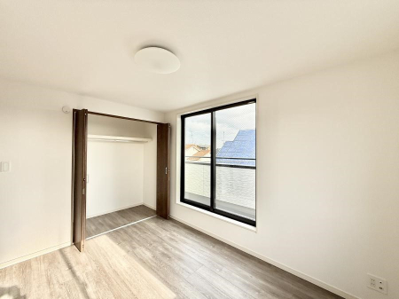 �Q�� �������V���v���ȋ�ԂŁA���[�t���x�b�h��f�X�N�ȂǁA���@�\�ȉƋ�����p���₷���ł�