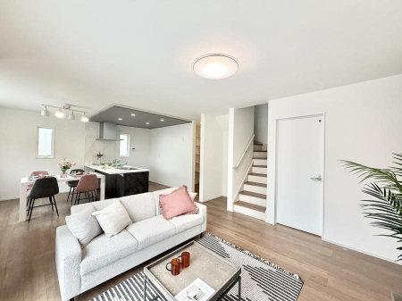 ���r���O ���r���O�C���K�i�́A�Ƒ��̉�b�A��̊������������Ԃł��B