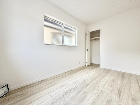 �Q�� �������V���v���ȋ�ԂŁA���[�t���x�b�h��f�X�N�ȂǁA���@�\�ȉƋ�����p���₷���ł�