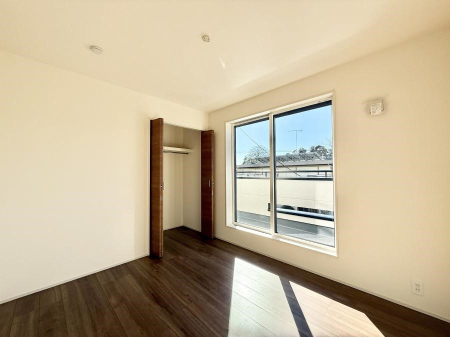 �Q�� �������V���v���ȋ�ԂŁA���[�t���x�b�h��f�X�N�ȂǁA���@�\�ȉƋ�����p���₷���ł�