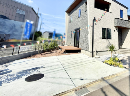  �O�ρ�����ɂ��钓�ԃX�y�[�X�Ȃ̂ň��S�ł���